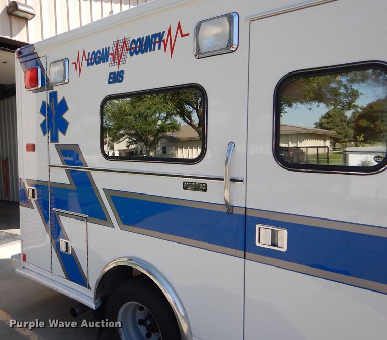 image for item FG9825 2002 Ford E450 ambulance