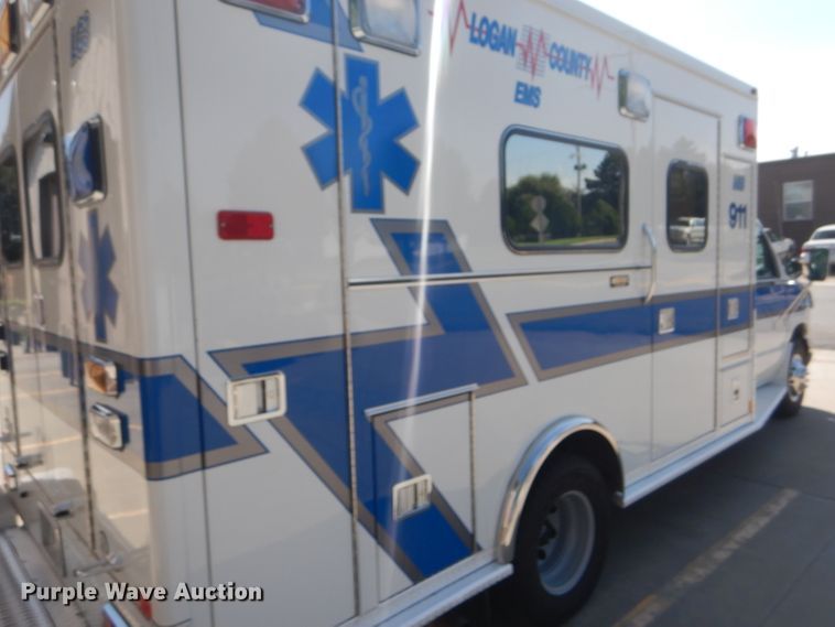 image for item FG9825 2002 Ford E450 ambulance