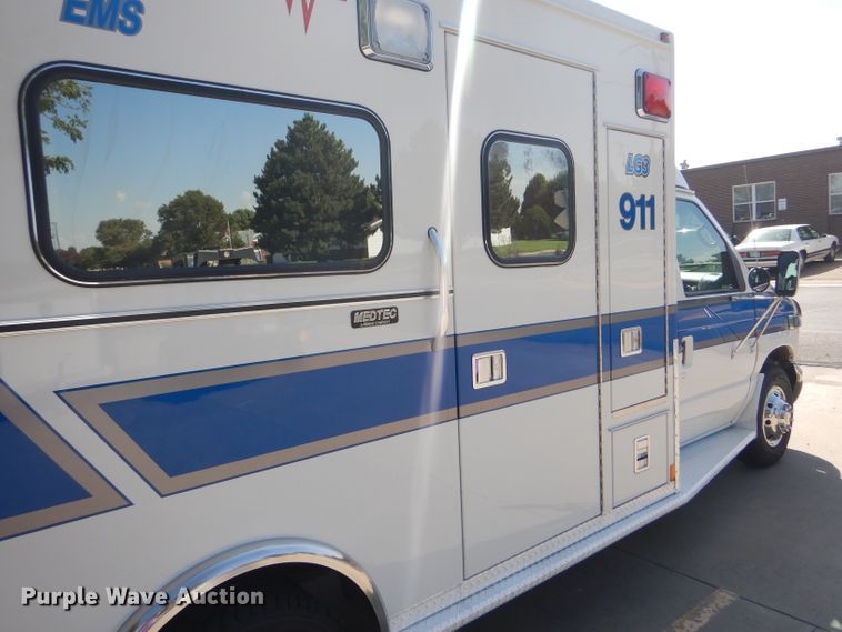 image for item FG9825 2002 Ford E450 ambulance