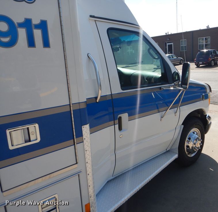 image for item FG9825 2002 Ford E450 ambulance