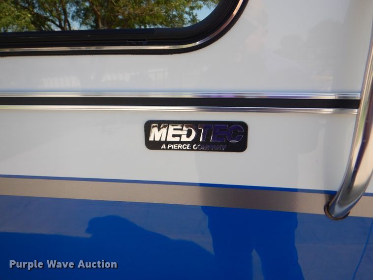 image for item FG9825 2002 Ford E450 ambulance