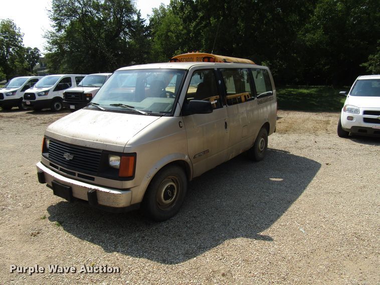image for item FO9338 1993 Chevrolet Astro van