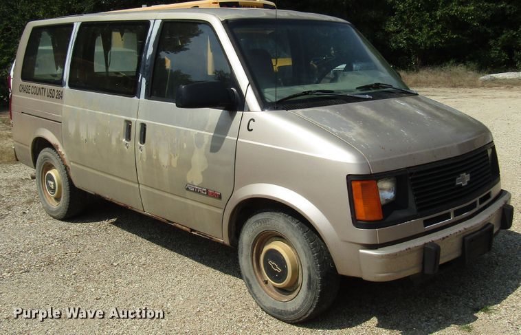 image for item FO9338 1993 Chevrolet Astro van
