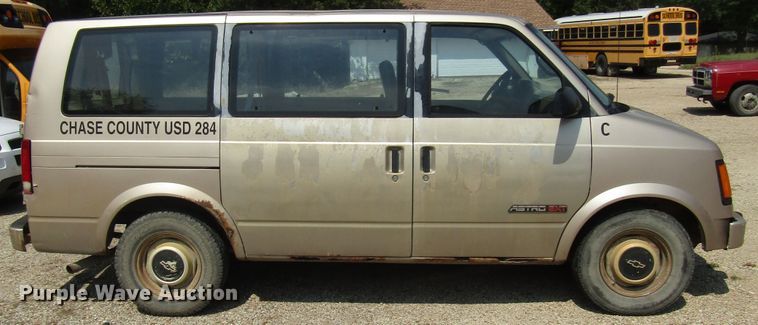image for item FO9338 1993 Chevrolet Astro van