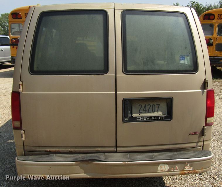 image for item FO9338 1993 Chevrolet Astro van