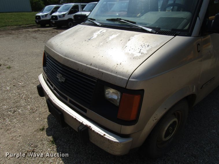 image for item FO9338 1993 Chevrolet Astro van