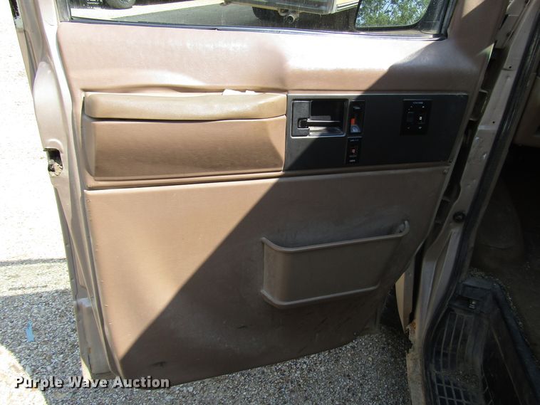 image for item FO9338 1993 Chevrolet Astro van