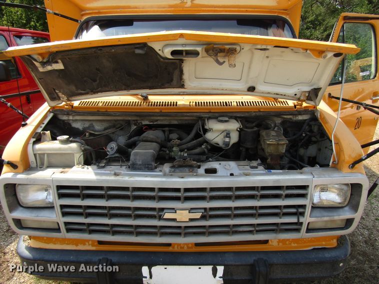 image for item FO9339 1992 Chevrolet G30 school bus