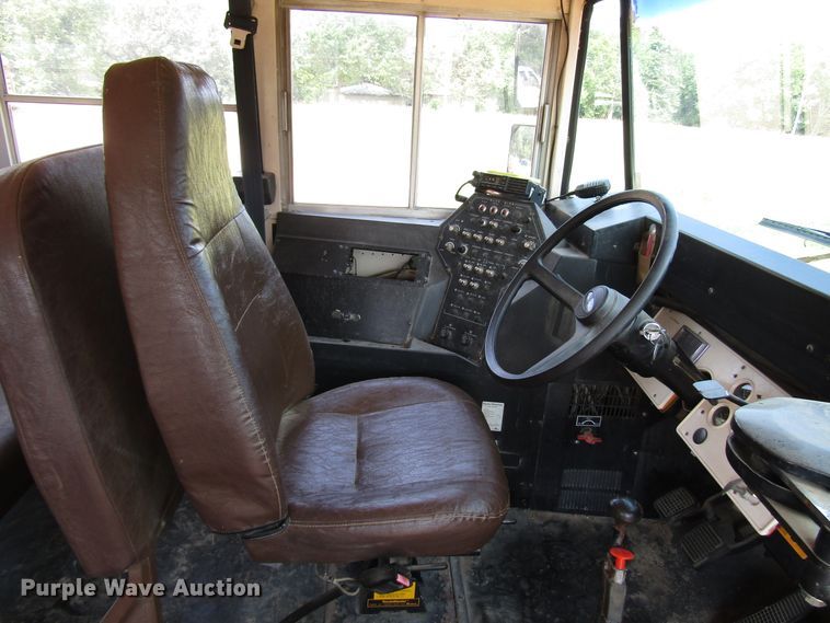image for item FO9341 1996 Ford B800 school bus