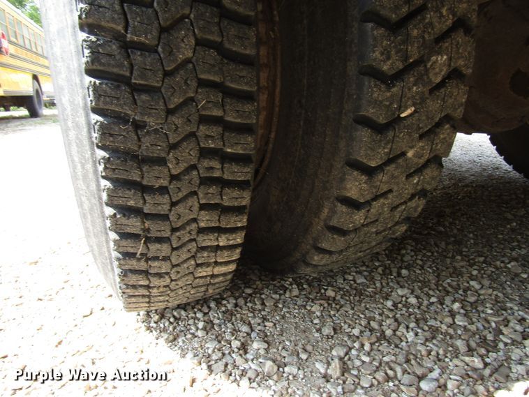 image for item FO9341 1996 Ford B800 school bus