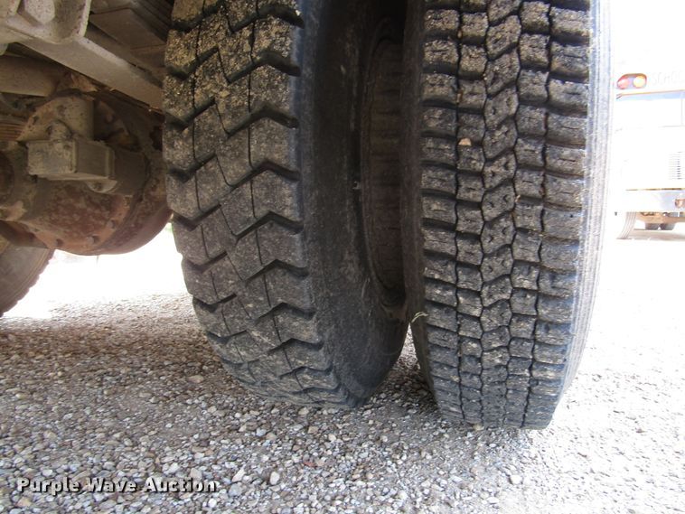 image for item FO9341 1996 Ford B800 school bus