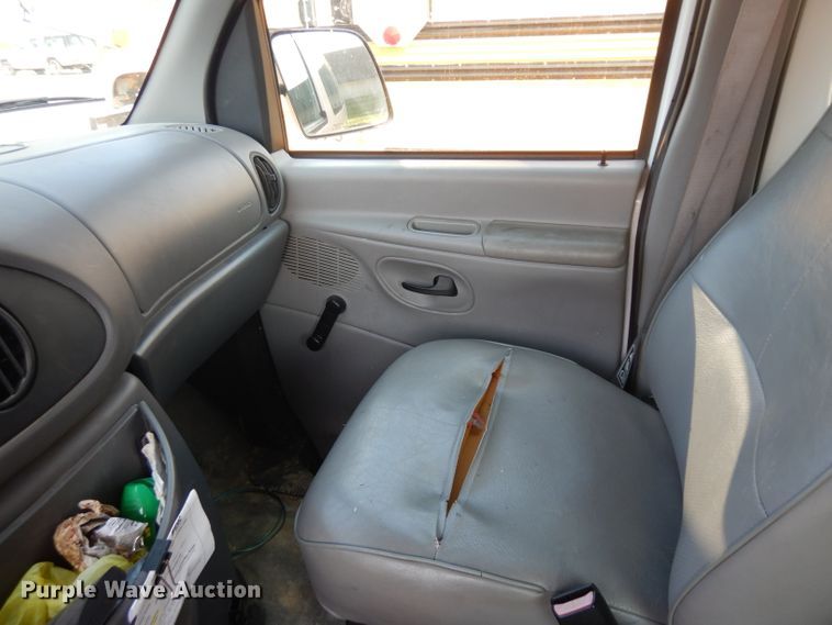 image for item GG9162 1999 Ford Econoline E150 XL van