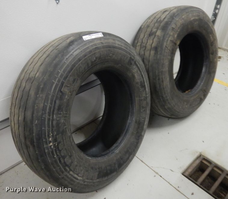 image for item GG9200 (2) Michelin 385/65R22.5 tires