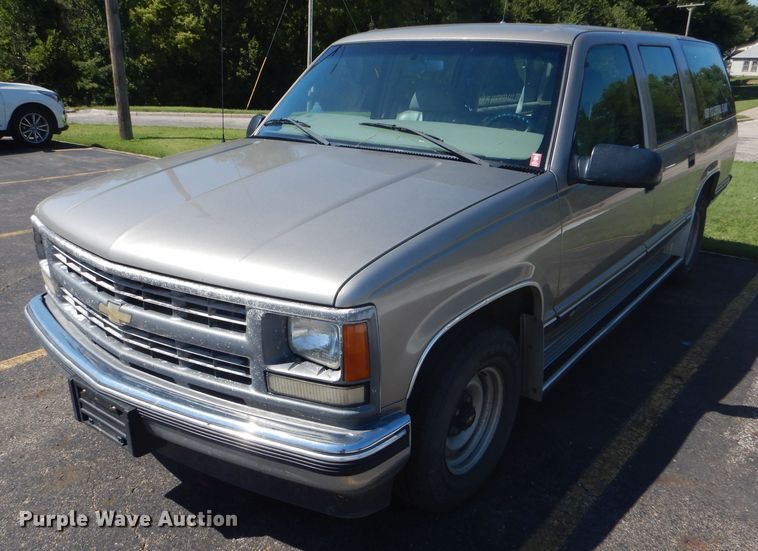 image for item GH9740 1999 Chevrolet Suburban C1500 SUV