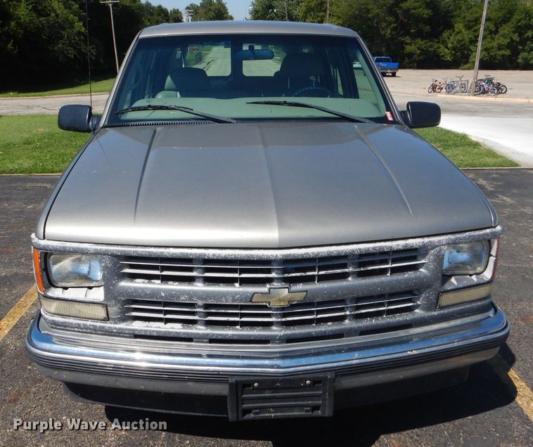 image for item GH9740 1999 Chevrolet Suburban C1500 SUV