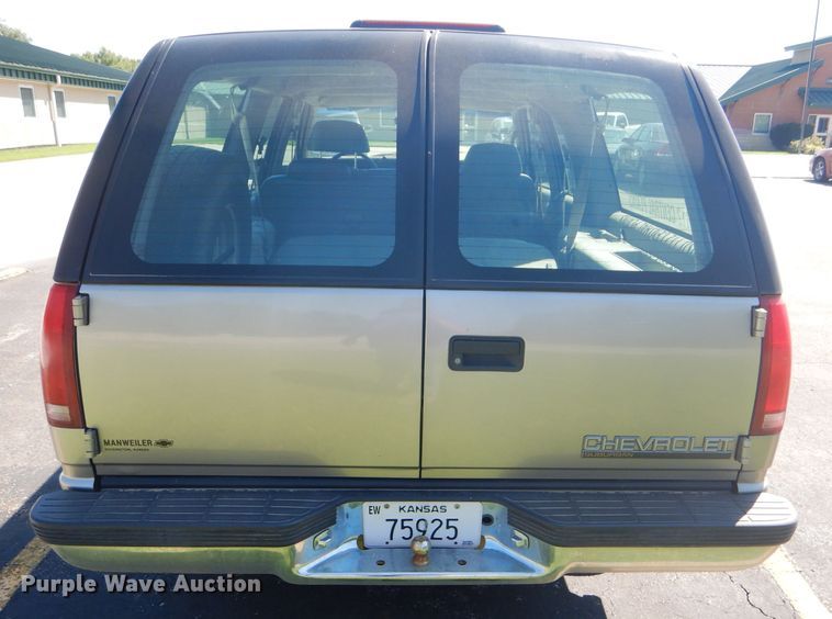 image for item GH9740 1999 Chevrolet Suburban C1500 SUV