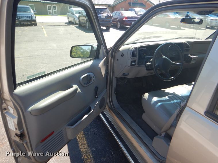 image for item GH9740 1999 Chevrolet Suburban C1500 SUV