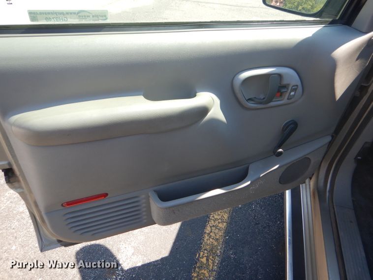 image for item GH9740 1999 Chevrolet Suburban C1500 SUV