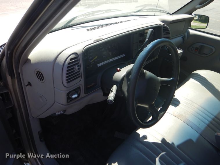 image for item GH9740 1999 Chevrolet Suburban C1500 SUV