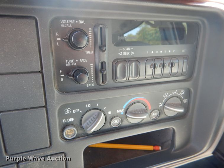 image for item GH9740 1999 Chevrolet Suburban C1500 SUV