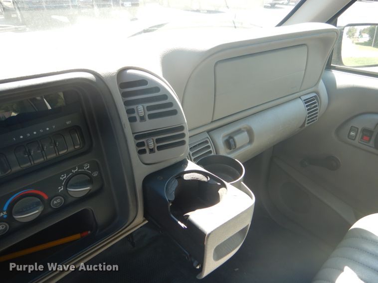 image for item GH9740 1999 Chevrolet Suburban C1500 SUV