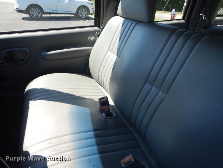 image for item GH9740 1999 Chevrolet Suburban C1500 SUV