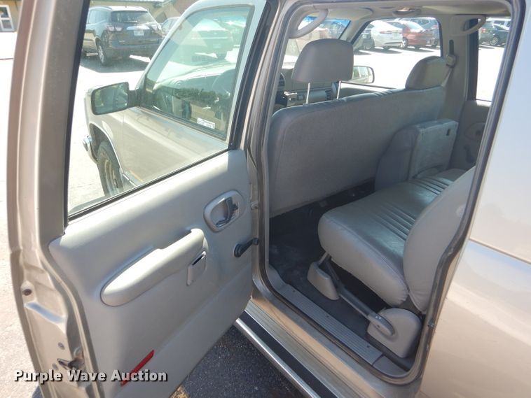 image for item GH9740 1999 Chevrolet Suburban C1500 SUV