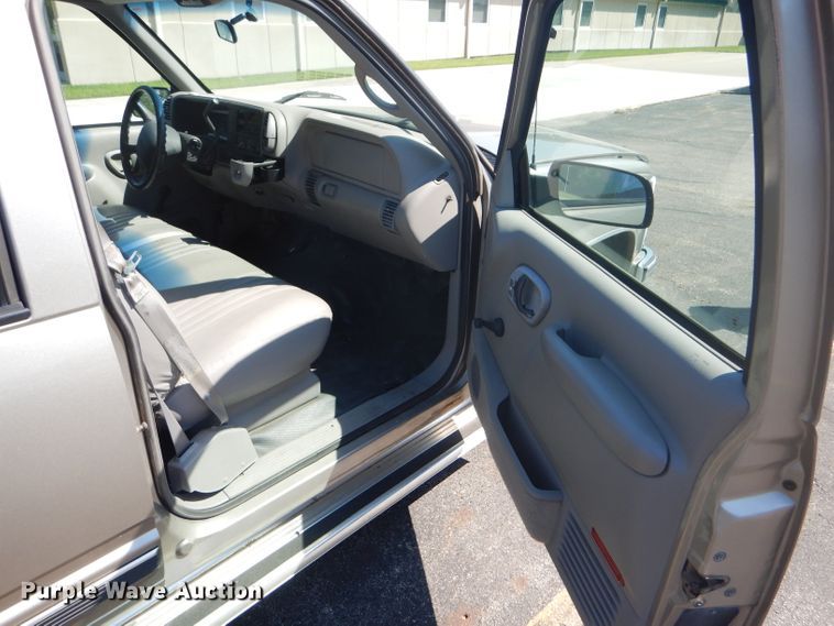 image for item GH9740 1999 Chevrolet Suburban C1500 SUV