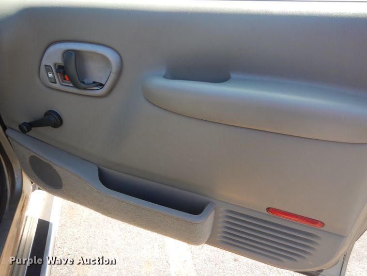 image for item GH9740 1999 Chevrolet Suburban C1500 SUV