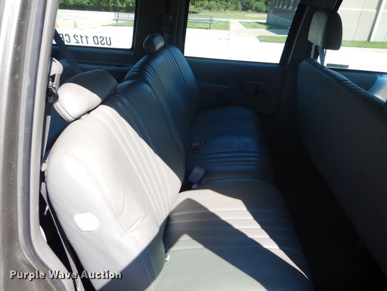 image for item GH9740 1999 Chevrolet Suburban C1500 SUV