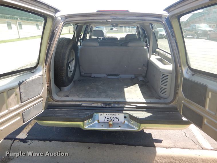image for item GH9740 1999 Chevrolet Suburban C1500 SUV
