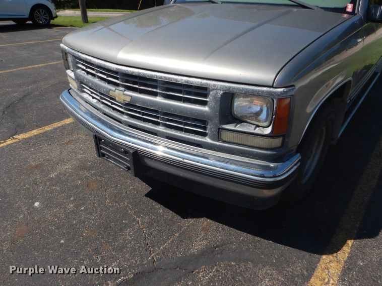 image for item GH9740 1999 Chevrolet Suburban C1500 SUV
