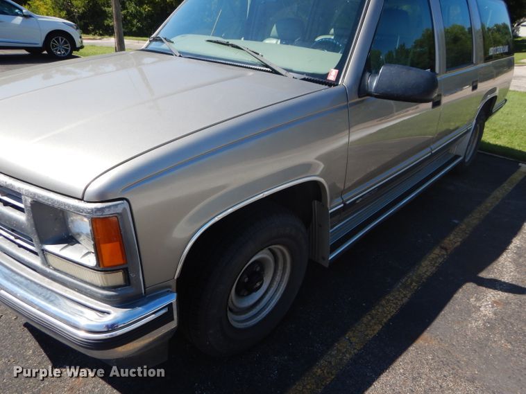 image for item GH9740 1999 Chevrolet Suburban C1500 SUV