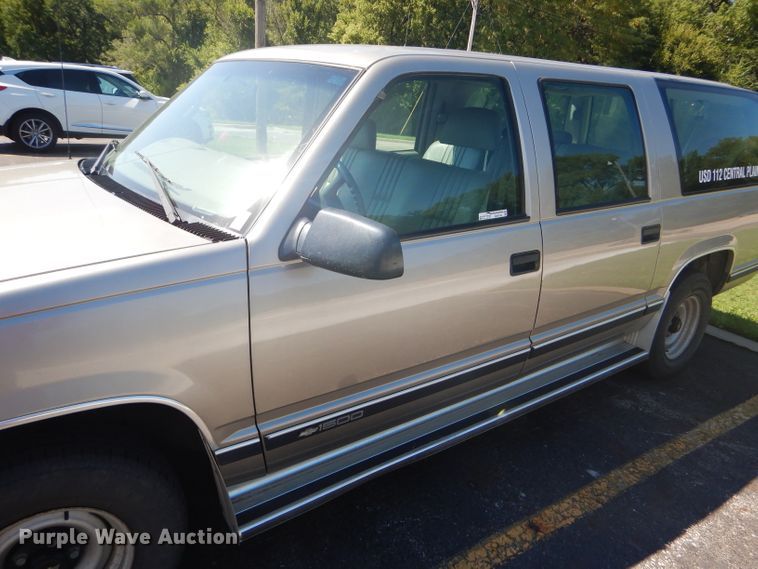 image for item GH9740 1999 Chevrolet Suburban C1500 SUV