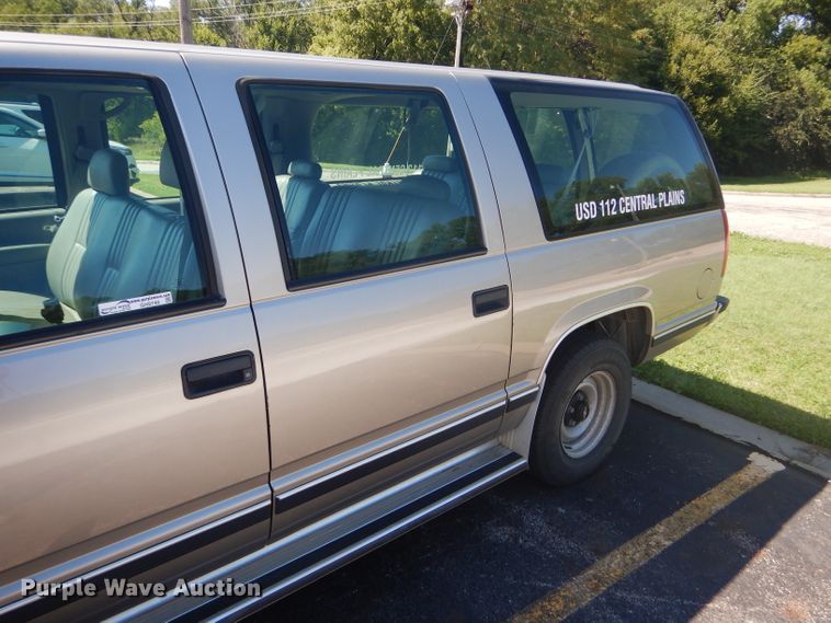 image for item GH9740 1999 Chevrolet Suburban C1500 SUV