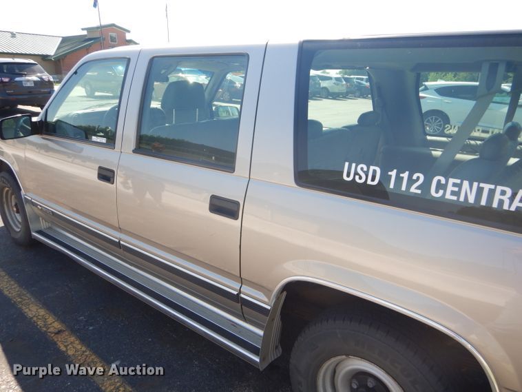 image for item GH9740 1999 Chevrolet Suburban C1500 SUV