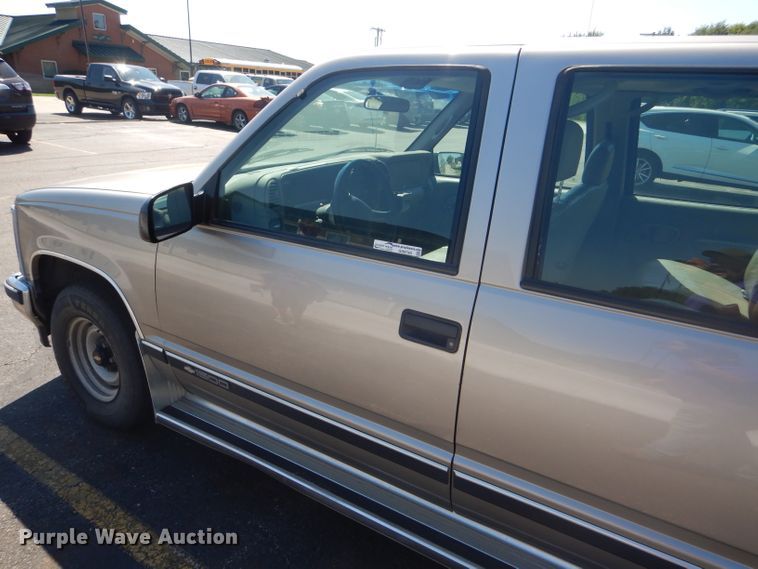 image for item GH9740 1999 Chevrolet Suburban C1500 SUV