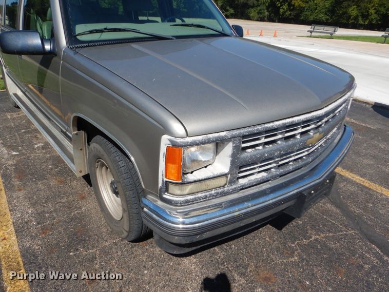 image for item GH9740 1999 Chevrolet Suburban C1500 SUV
