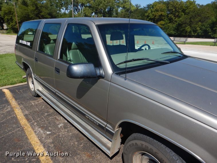 image for item GH9740 1999 Chevrolet Suburban C1500 SUV