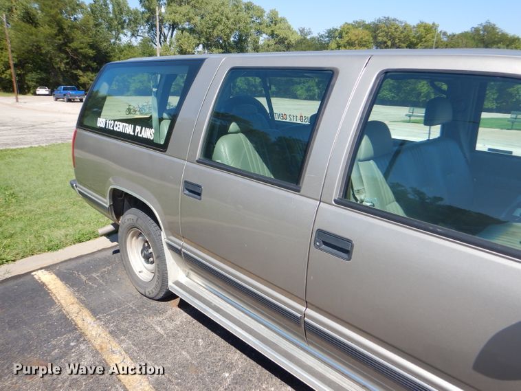 image for item GH9740 1999 Chevrolet Suburban C1500 SUV