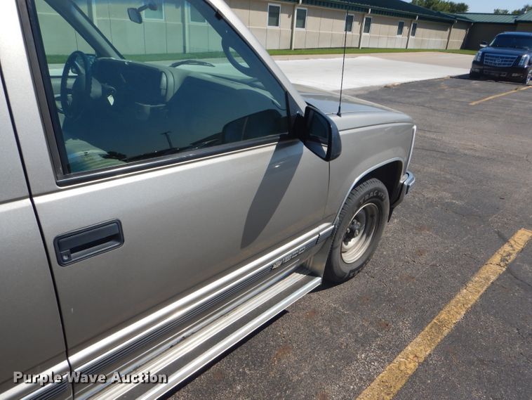 image for item GH9740 1999 Chevrolet Suburban C1500 SUV