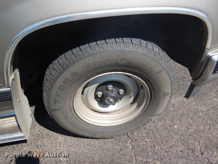 image for item GH9740 1999 Chevrolet Suburban C1500 SUV