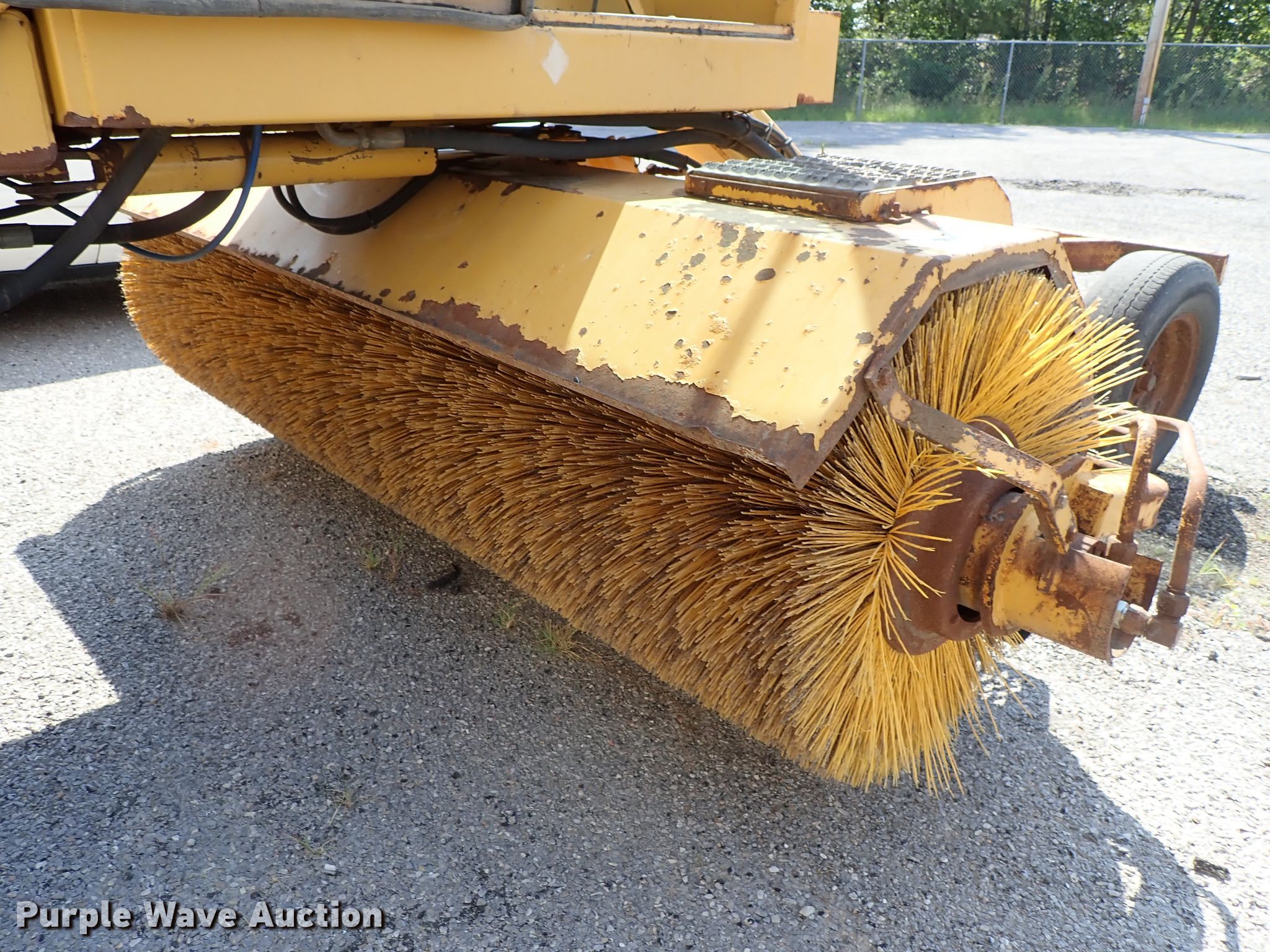 Rosco RB48 broom in Hutchinson, KS Item DE1005 sold Purple Wave