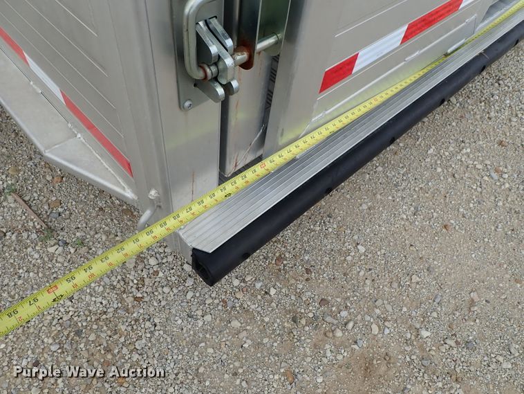 image for item DE1018 2016 Hillsboro Endura livestock trailer