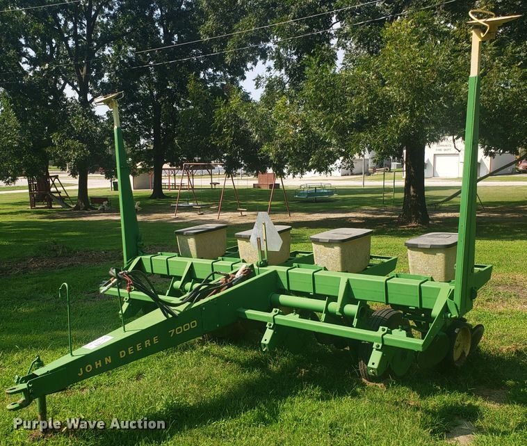 image for item DH2822 John Deere 7000 planter