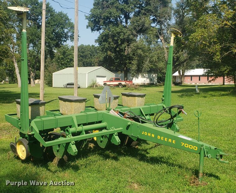 image for item DH2822 John Deere 7000 planter