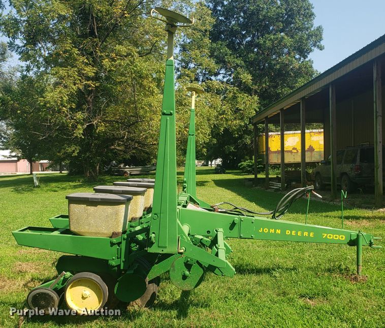 image for item DH2822 John Deere 7000 planter