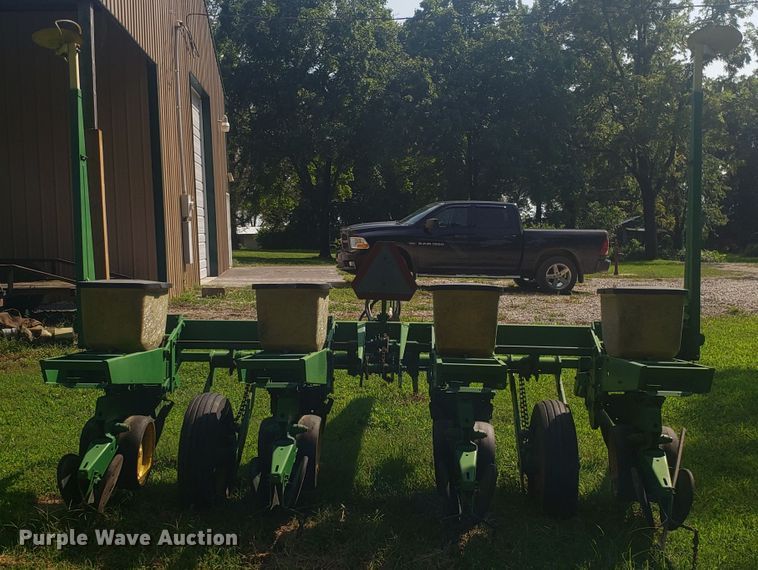 image for item DH2822 John Deere 7000 planter