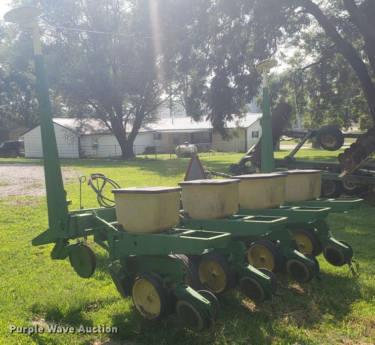 image for item DH2822 John Deere 7000 planter