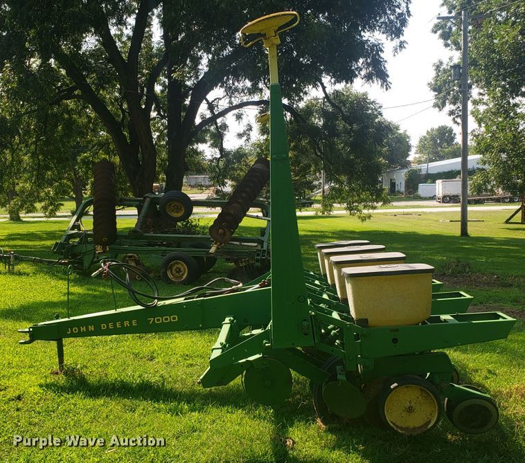 image for item DH2822 John Deere 7000 planter